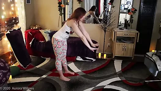 Bir yağmur fırtınasında yoga pantolonunda esneme