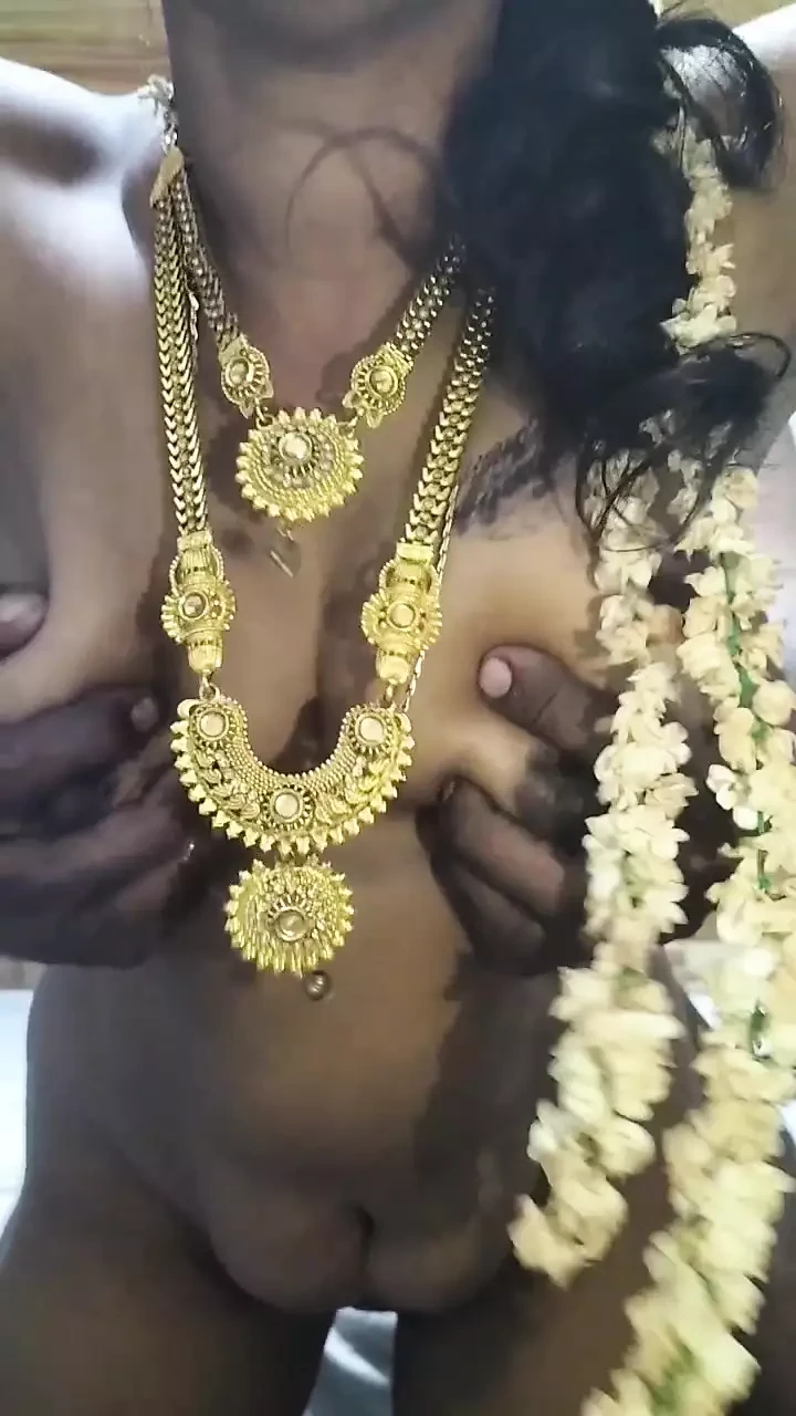 Tamil evli kadın mücevher ve çiçekle domalarak seks yapıyor
