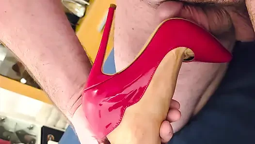 Onun inanılmaz sıkı kırmızı ateşli piliç stilettos onu dikizliyor 36