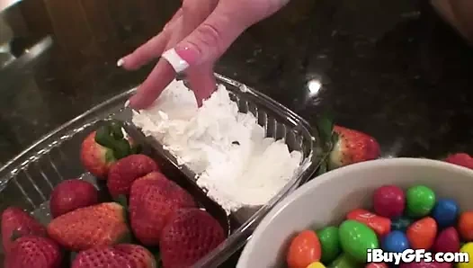 Büyük yaraklı Brooke Haven taşak emiyor