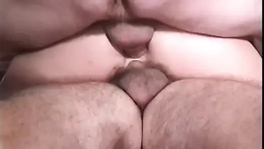 Sarışın orta yaşlı seksi kadın sert oyuncakla oynadıktan sonra dölle sırılsıklam