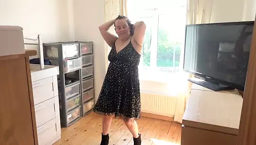 Pencerede parti elbisesi gösteriliyor