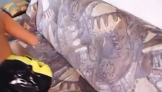 Küçük memeli esmer fahişe bakış açısıyla sakso çekiyor ve amına dildo sokuyor