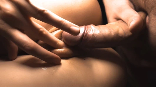 Su dökülen güzel amından akıyor, dölle süsledim