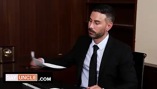 Kişisel asistan Mike Monroe patronunu memnun etmek için çaresiz