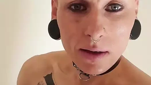 Kirli vücudumu gösteriyorum