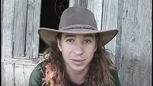 Yaşlı adam yarağını sarışın kadının tıraşlı amının derinliklerine sokuyor