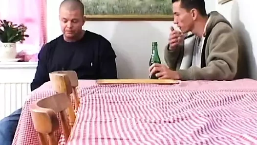 En ateşli Fransız kızlar ateşli dörtlü sekste sikiliyor