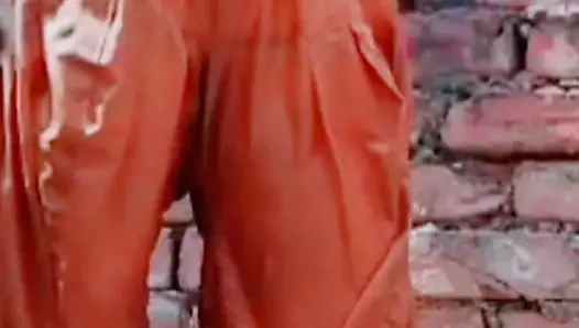 Köy kadını banyo yaparken kıyafetlerini tamamen çıkardıktan sonra çıplak banyo yapıyor