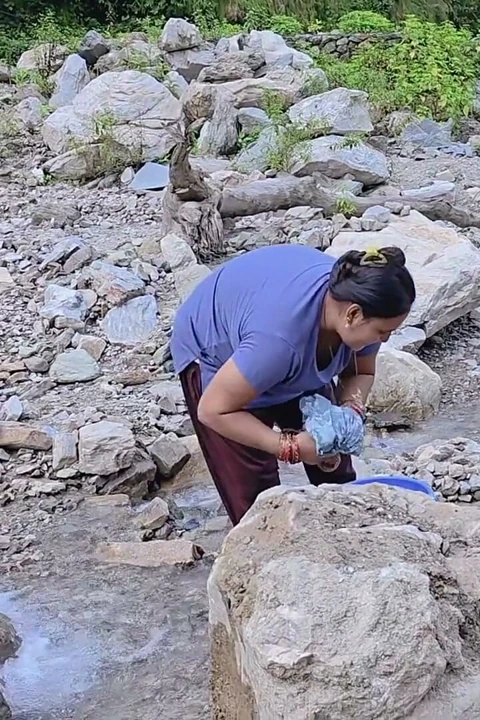 Dağ kampında seks amcığının içine boşalıyor