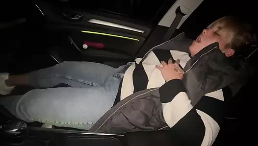 mastürbasyon arabada outdor tatmin edici klitoris dönen parmaklar inleme seğirme titreme çoklu orgazm