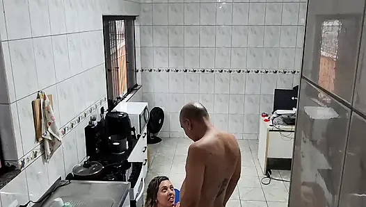 Hizmetçi soyunmayı ve yüzüne boşalmayı kabul etti.