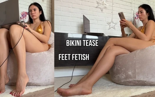 Bikinili ayakla azdırıyor ve dizlerinin üstüne çök ve bacaklarıma tapıyor