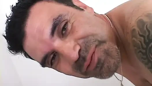 Seksi esmer dövmeli adamın göt deliğini emiyor ve büyük yarağının başını veriyor