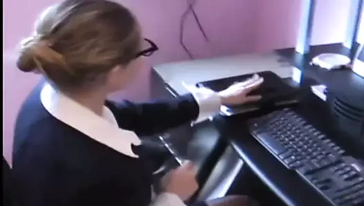 Üvey annemin kıyafetlerini denediğimde çok seksi görünüyorum