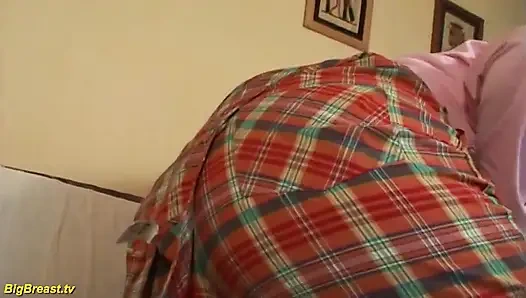 İri güzel kızıl saçlı genç kız canavar göğüsleriyle oynuyor