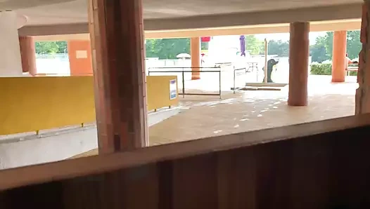 Radekos gizlice at the pool,sonra oral seks ve ağzına boşalmak