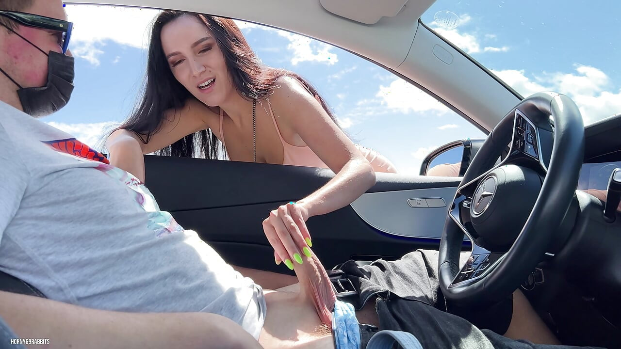 Kısa elbiseli seksi yabancı halka açık bir otoparkta yarak emiyor