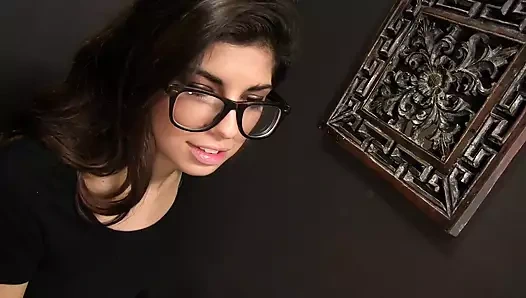 Ava Taylor büyük yarağı emiyor ve ıslak ve azgın amına mastürbasyon yapıyor