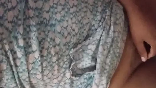 Büyük memeli ve ıslak amcıklı dildo şehveti ile banyo odasında Sri Lankalı kız musterbasyonu