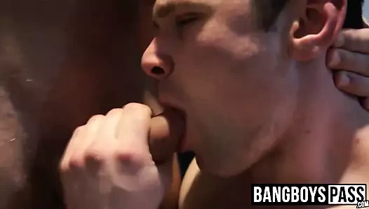 etli genç adam verir kafa ve alır cum içinde ağız