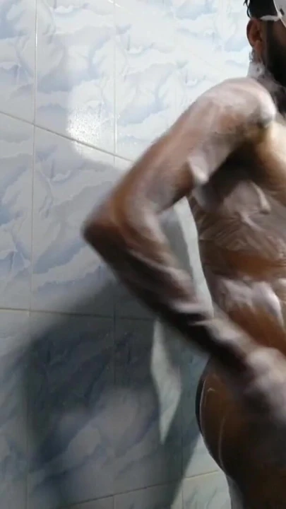 Duşta çıplak banyo eğlencesi | Klip 2
