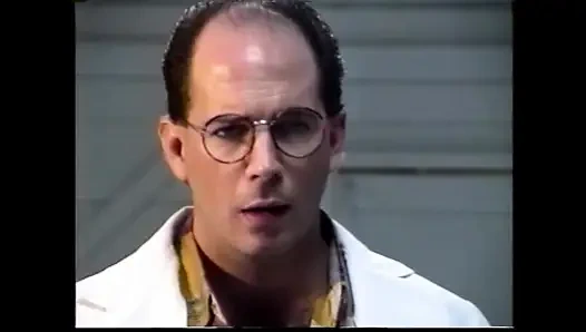 Mükemmel vücuda sahip iki vahşi kız bir yapay penis paylaşıyor - sarışın ve esmer