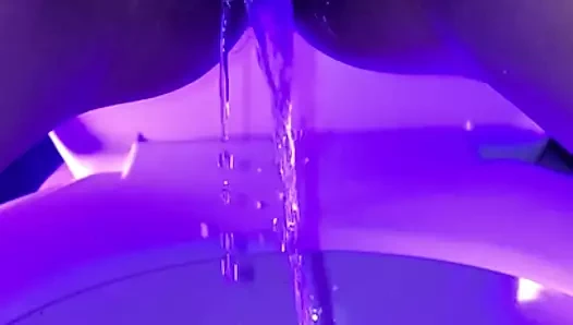 Bebek ağır çekimde işiyor - gökkuşağı