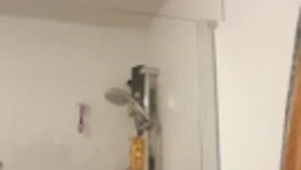 Petra 57 beim Duschen