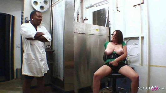 Büyük doğal göğüsler milf ofis kız yakalandı ve bbc tarafından becerdin