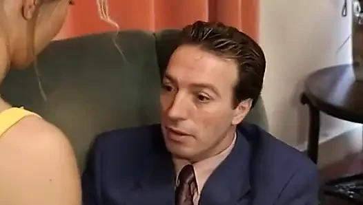 Balerina, sapık bir dans öğretmeni tarafından üçlü ilişkiye ikna edilir