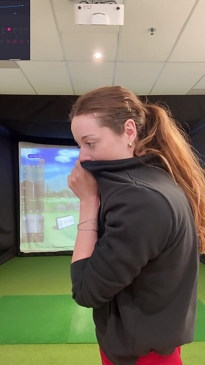 Benim lush ile bir simülatörde golf yapmaya çalışıyorum! Ben sallanırken boşalmamaya çalışıyorum!