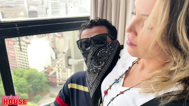 Evli orta yaşlı seksi kadın aldatılan kocası izlerken 2 yabancıyla seks fantezisini gerçekleştiriyor