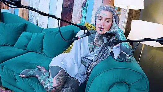 U hakkında konuşuyorum - rahatsız - asmr podcast sfw konuşuyor gotik sıska kız dreadlocks dövmeli model dövmeli kız