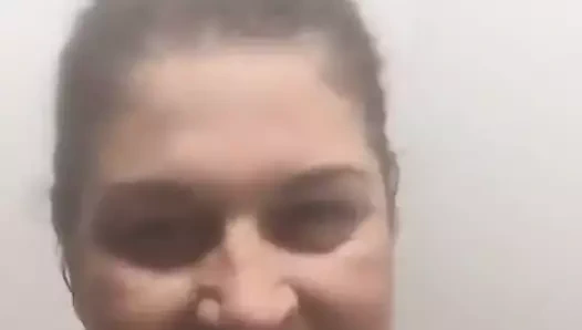 Duşta milf özel telefon videosu