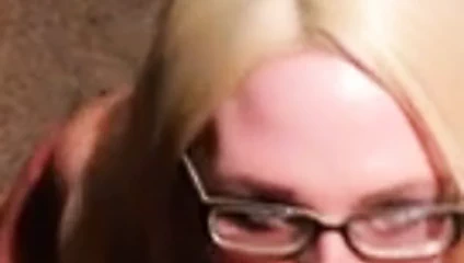 cdzinha loira mamando coroa