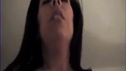 Sıcak karısı sürmek horoz ve neredeyse boşalan hemen