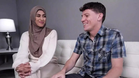 Asil üniversite profesörü hassas genç bir öğrenciden faydalanıyor - tesettürlü seks