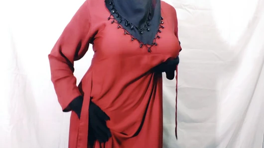 Hintli güzel tesettürlü Müslüman çift sikişmeye susamış