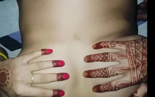 Hintli bebeğin zor yağ masajı buharlı bir karşılaşmaya dönüşüyor