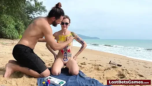 Azgın bir çift plajda striptiz tic tac toe oynuyor