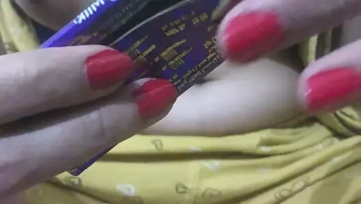 Hintli üniversiteli kız çıplak göğüslere bastırıyor