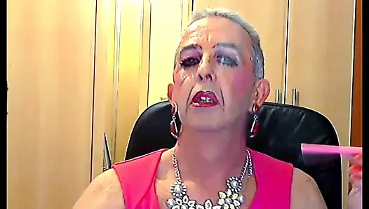 Pembe kadın kılıklı ibne sigara içen sürtük