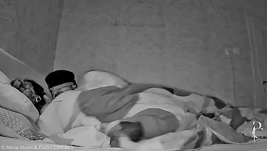 Süper ateşli arzu gece yarısı: üvey annenin yarak takıntısı.