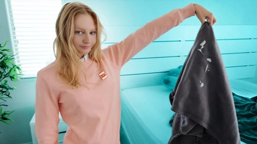 Üvey annem yanlışlıkla dölümün tadına baktı, bu yüzden sikimi emdi