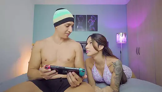 Video oyunuyla oynamama izin vermesi karşılığında tüm boşalmayı ağzımla dışarı atıyorum