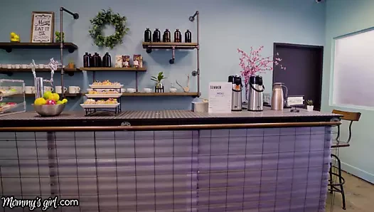 Sıcak milf, 18 yaşındaki çalışanına tatlıları nasıl tattığını gösterir