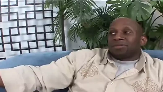 Tatiana Hope kanepesinde oturan seksi ve şehvetli bir çikolata zevki