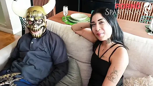 Evli kadın gavatın önünde götünü sikiyor