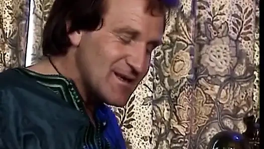 Alman orta yaşlı seksi kadın iki deliğini de çifte siktiriyor